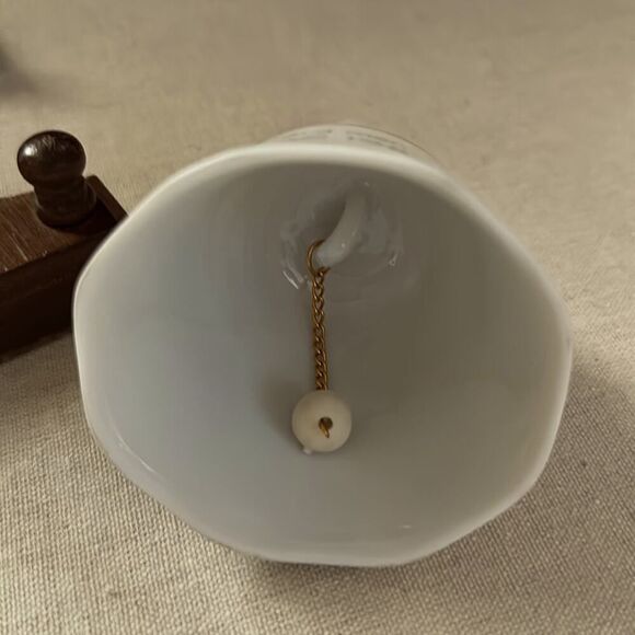 Vintage 1982 white porcelain Christmas bell with red and green details. - Picture 4 of 6